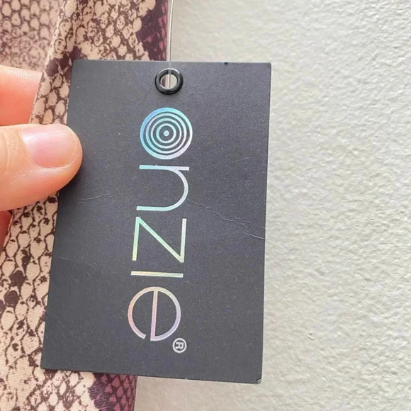 ONZIE - NWT High Rise Graphic Leggings in Viper - Picture 7 of 9